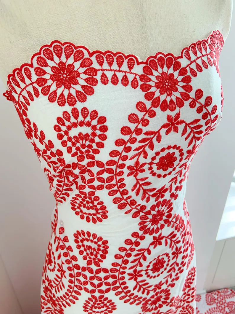 Sewing Eyelet Fabric - オフホワイトのコットンアイレットレース生地、赤い刺繍付きアイレット、頭が変な刺繍付き - ドレス、衣類、スカートの縫製用