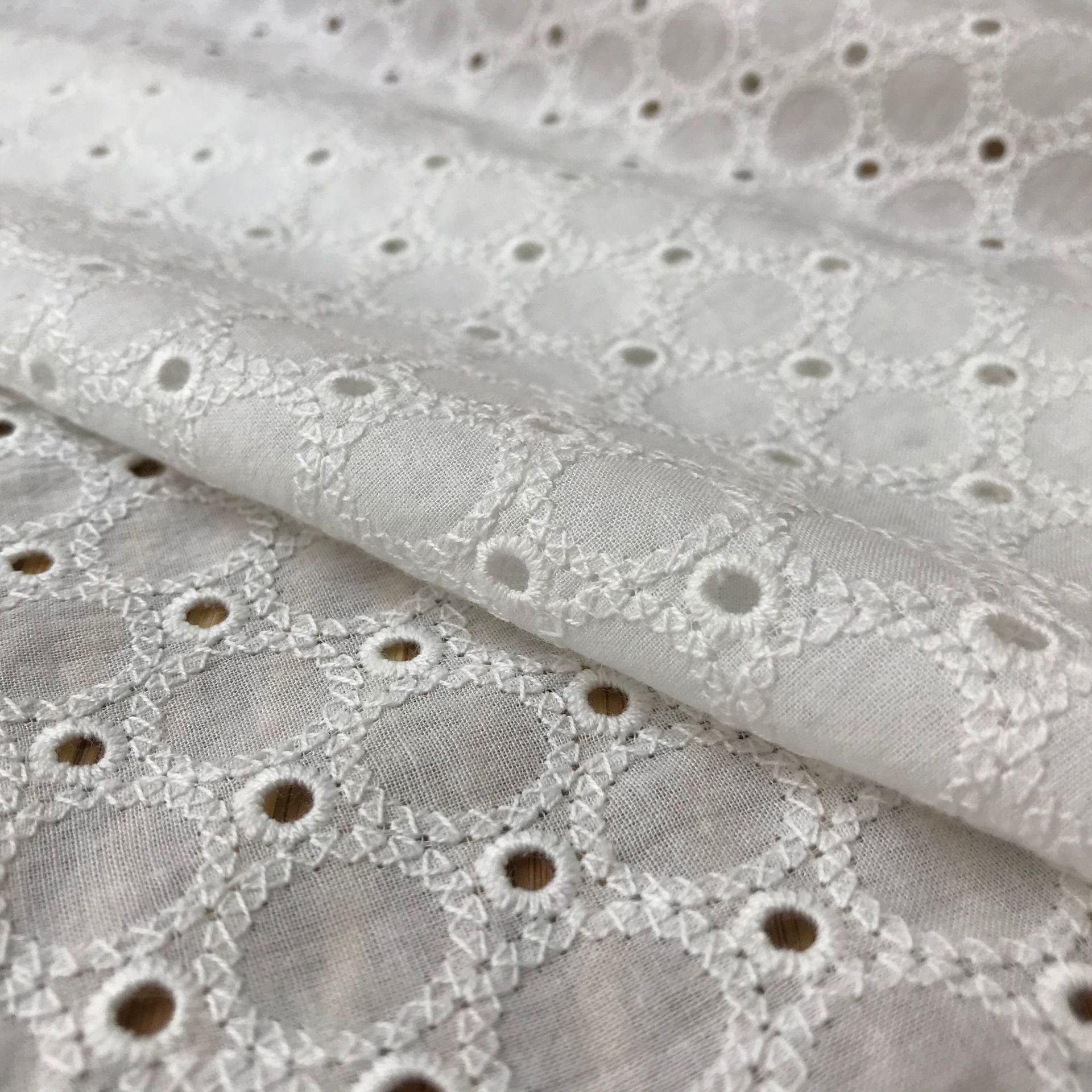 コットンデニム製の小さな円形アイレット刺繍生地、ドレスやテー - Sewing Eyelet Fabric のレビューと価格