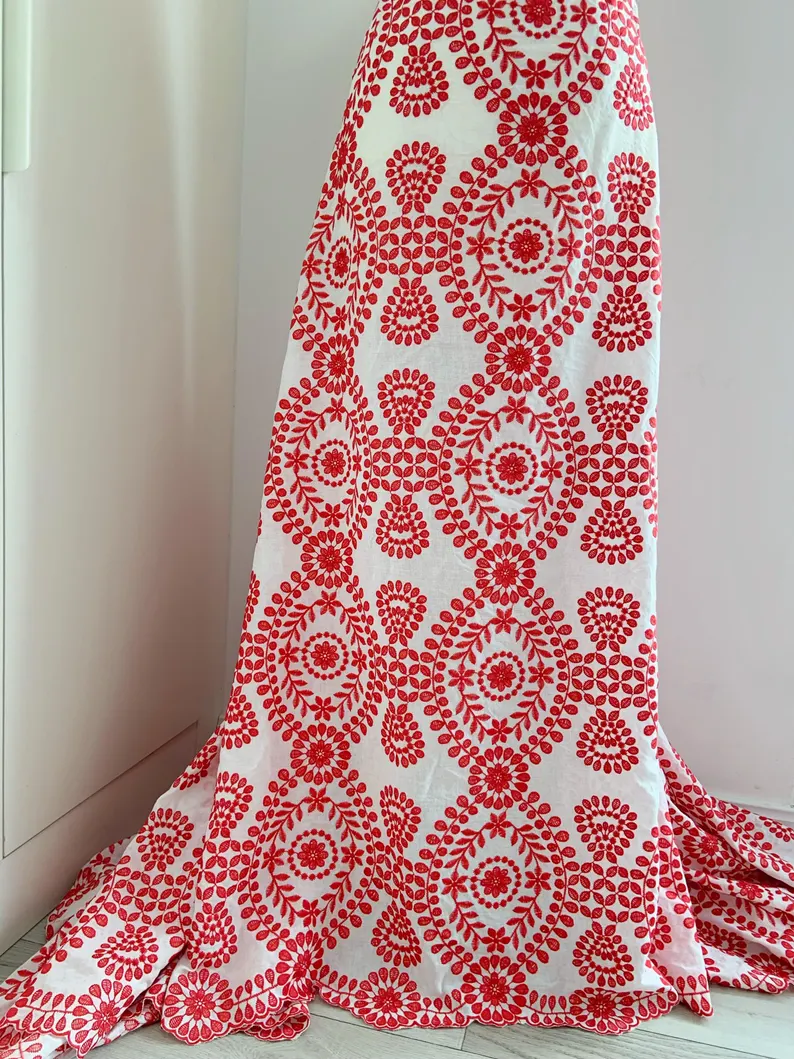 オフホワイトのコットンアイレットレース生地、赤い刺繍付きアイ - Sewing Eyelet Fabric のレビューと価格