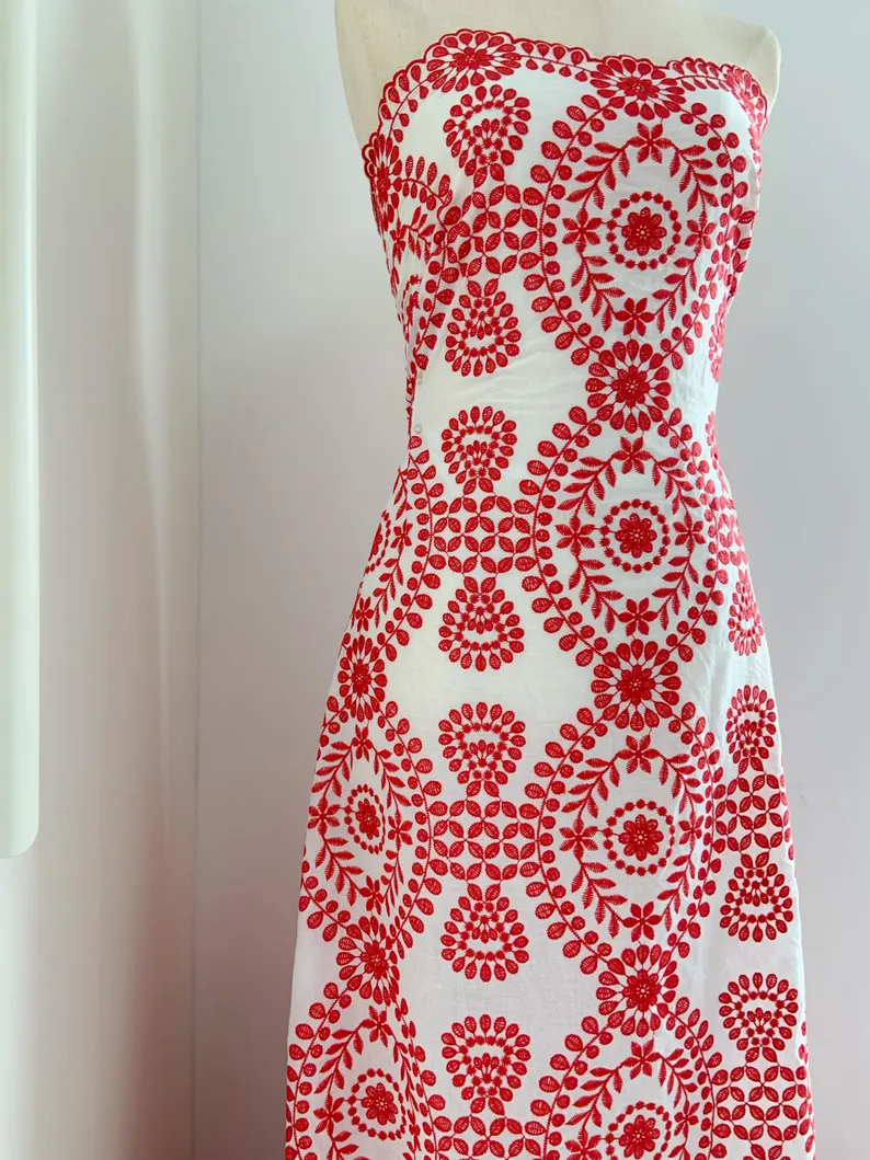 オフホワイトのコットンアイレットレース生地、赤い刺繍付きアイ - Sewing Eyelet Fabric のレビューと価格