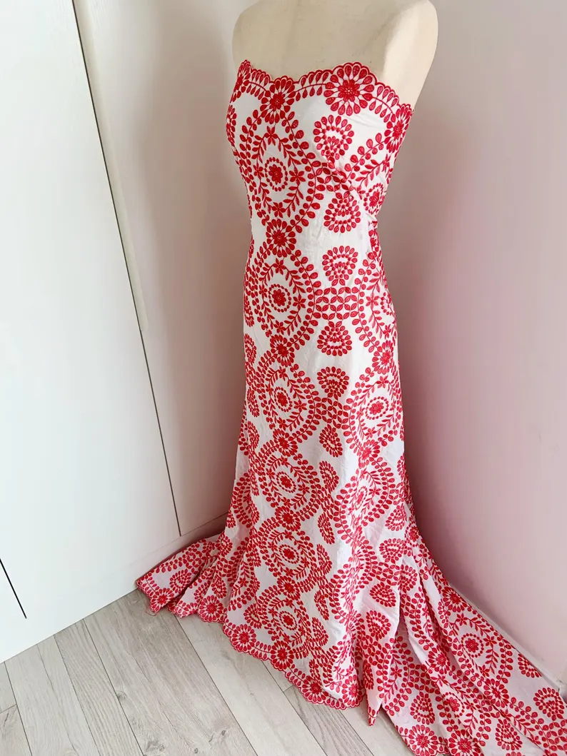 オフホワイトのコットンアイレットレース生地、赤い刺繍付きアイ - Sewing Eyelet Fabric のレビューと価格